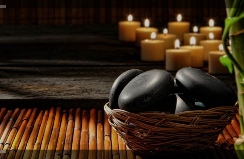 Piedras calientes y velas, estética oriental del shiatsu
